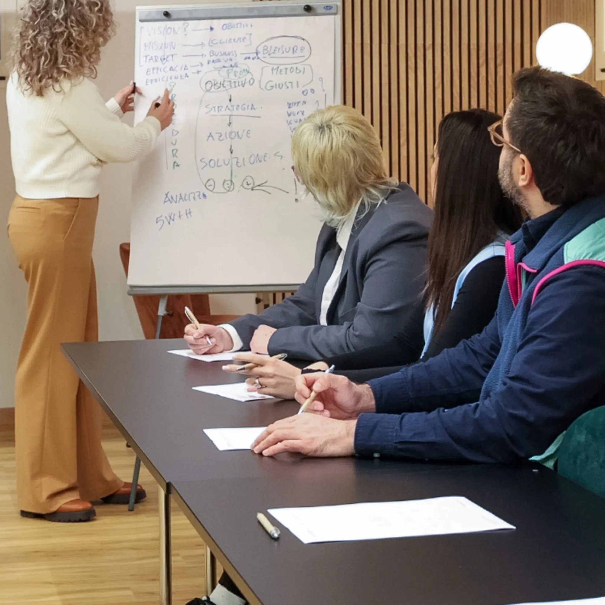Riunione-in-sala-meeting-quadrato